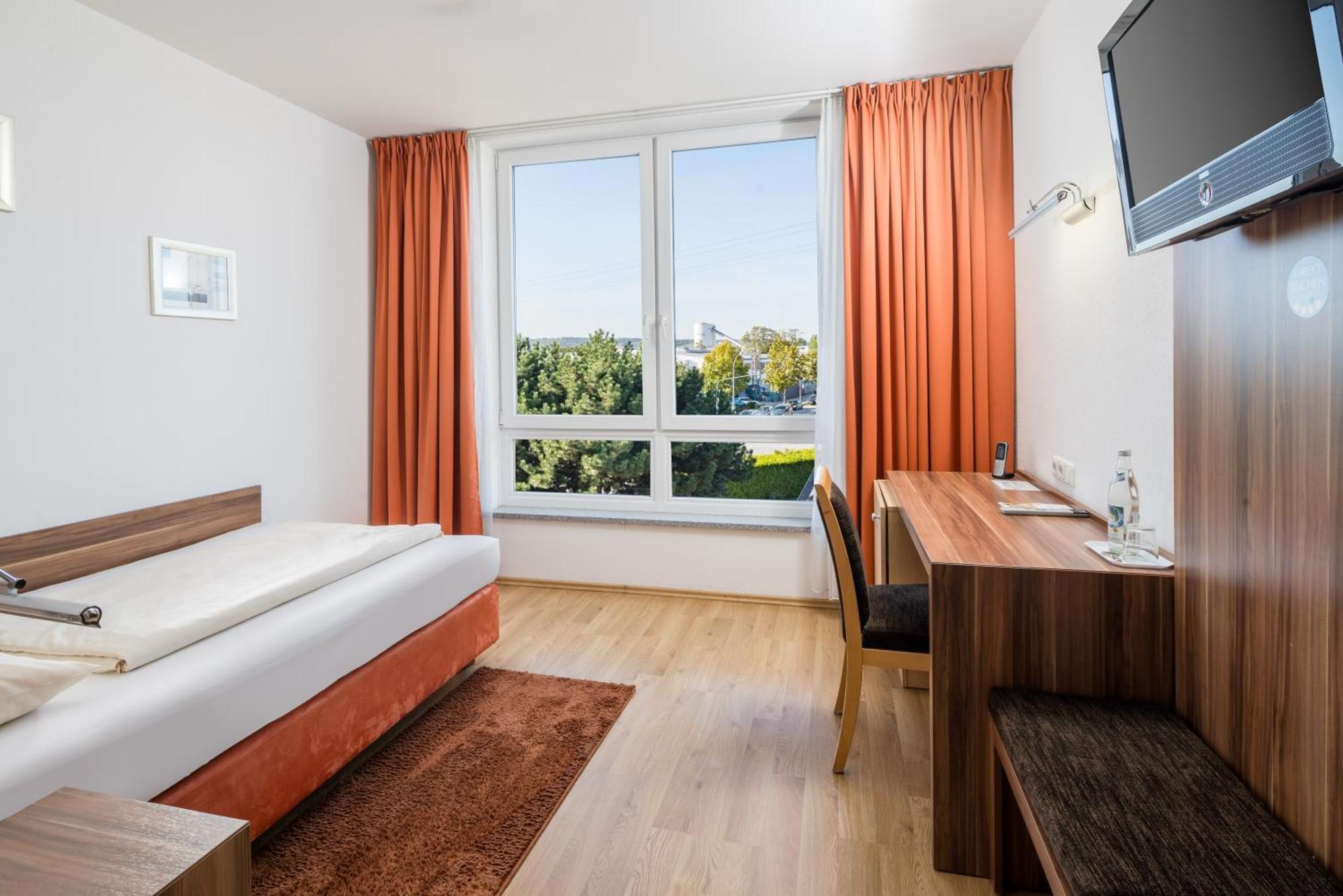 Hotel Meridian ***superior Ergolding Bagian luar foto