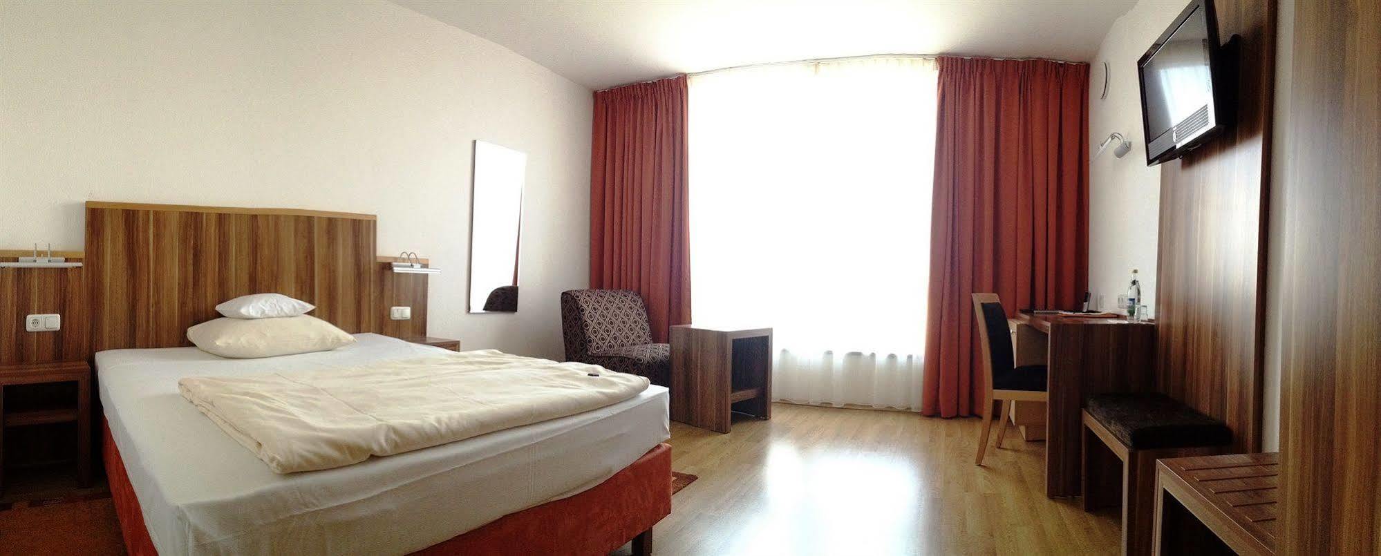 Hotel Meridian ***superior Ergolding Bagian luar foto