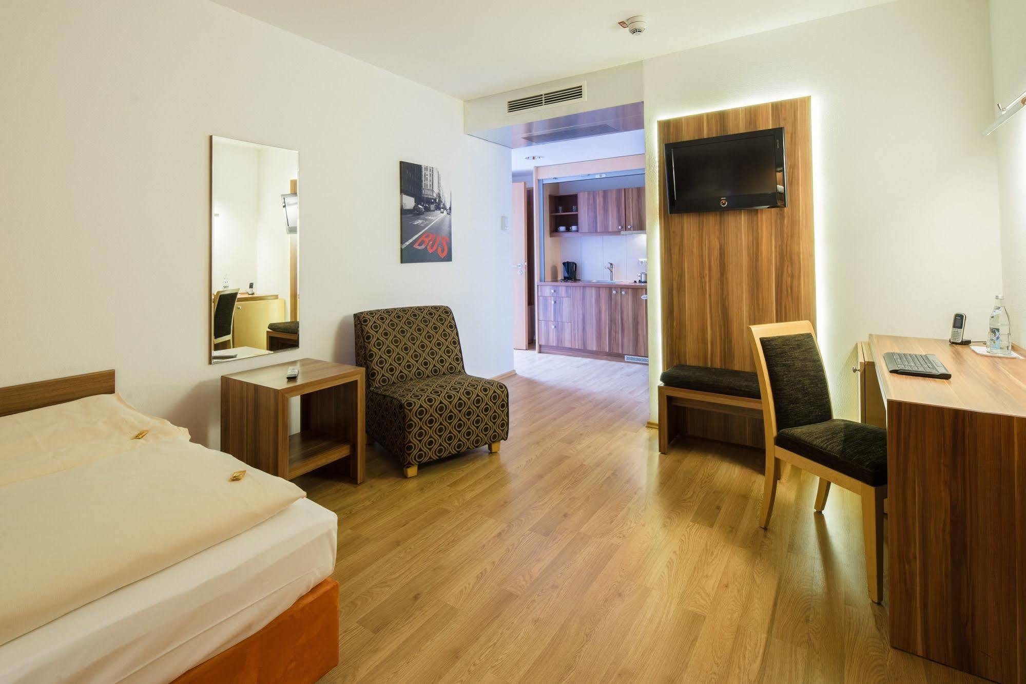 Hotel Meridian ***superior Ergolding Bagian luar foto